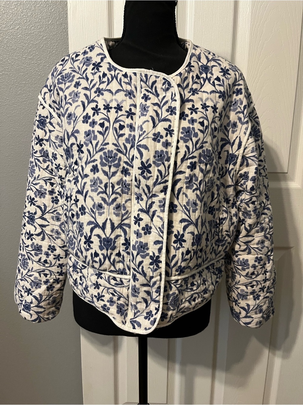Storia Floral Quilted Cropped Jacket - White & Blue
